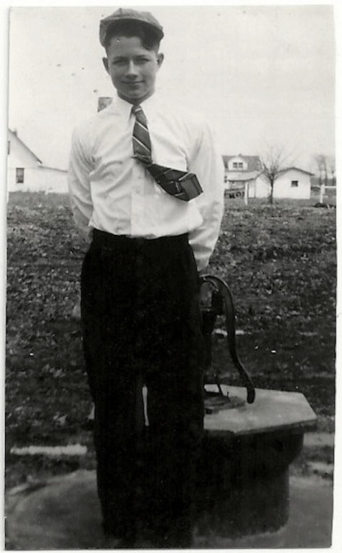 Foto antica di ragazzo in cravatta