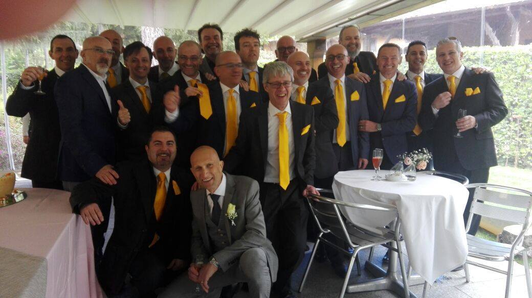 simpatico gruppo di amici che ad un matrimonio indossano tutti un fazzoletto da taschino giallo e una cravatta colore giallo