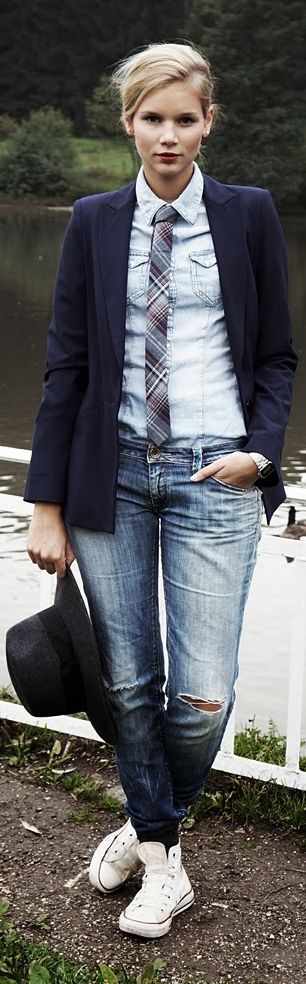 donna in cravatta, giacca e jeans