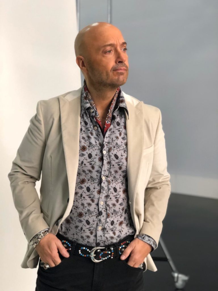 Joe Bastianich outfit foulard dietro le quinte di Italia's Got Talent