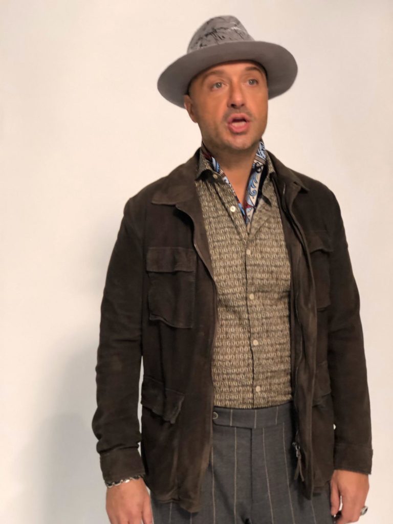 Joe Bastianich outfit foulard dietro le quinte di Italia's Got Talent