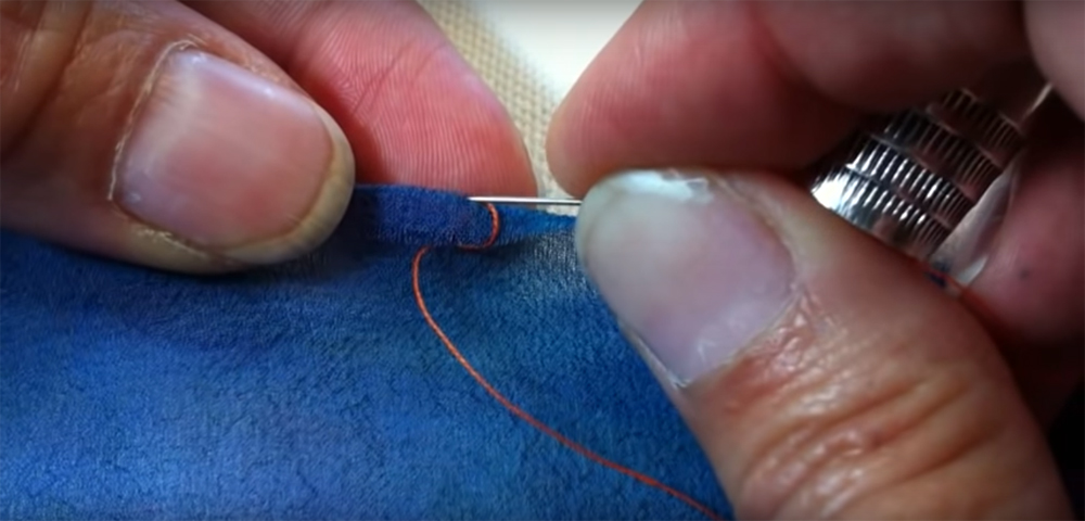 Come fare una cucitura al bordo del foulard