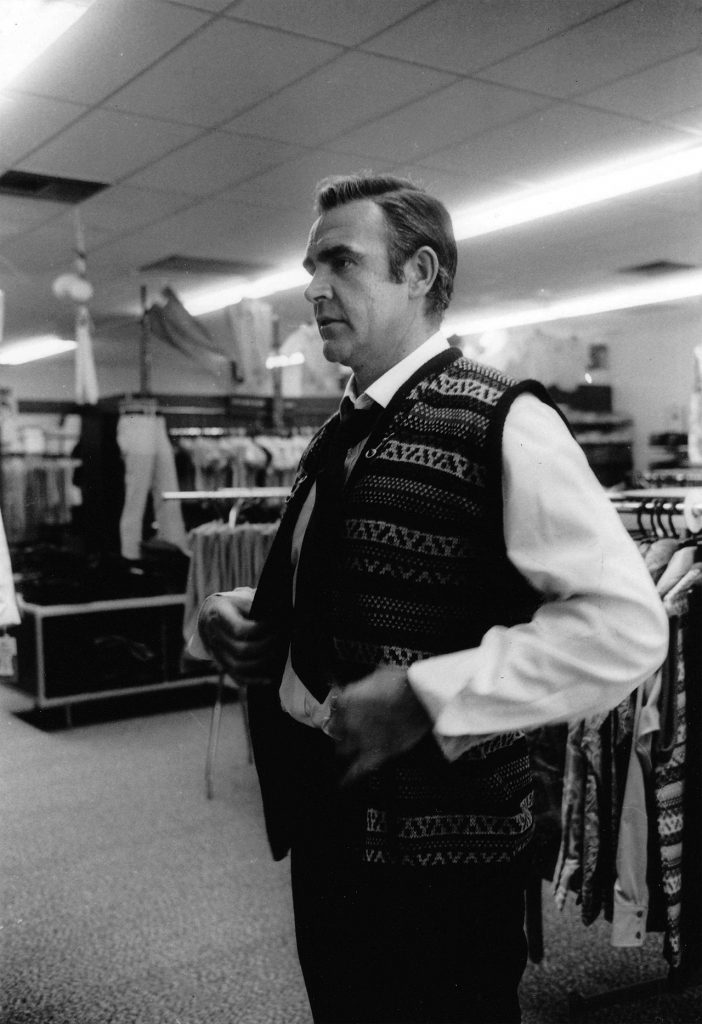 Un maglione contro il freddo.
Sean Connery compra un maglione a Las Vegas durante le riprese di Diamonds Are Forever, 1971.