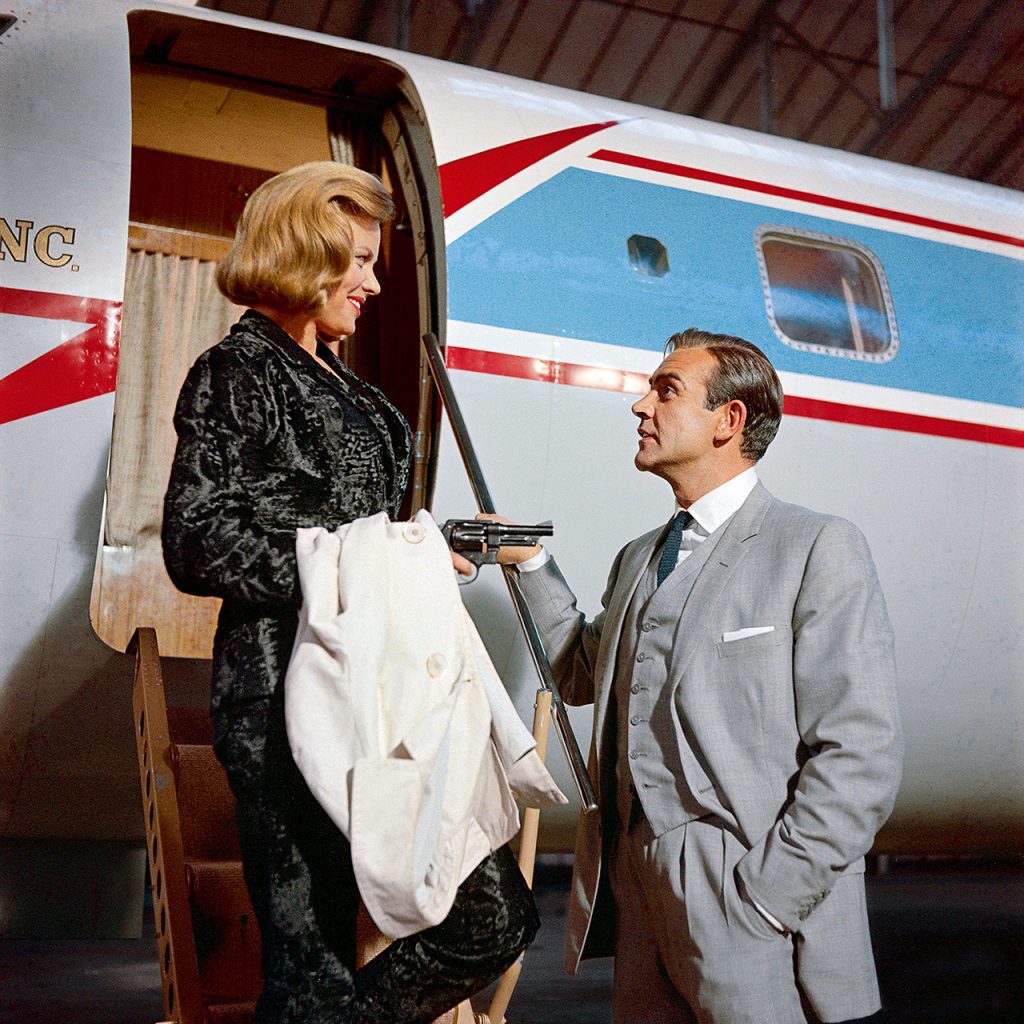 The Conduit Cut. Sean Connery e Honor Blackman, 1964.