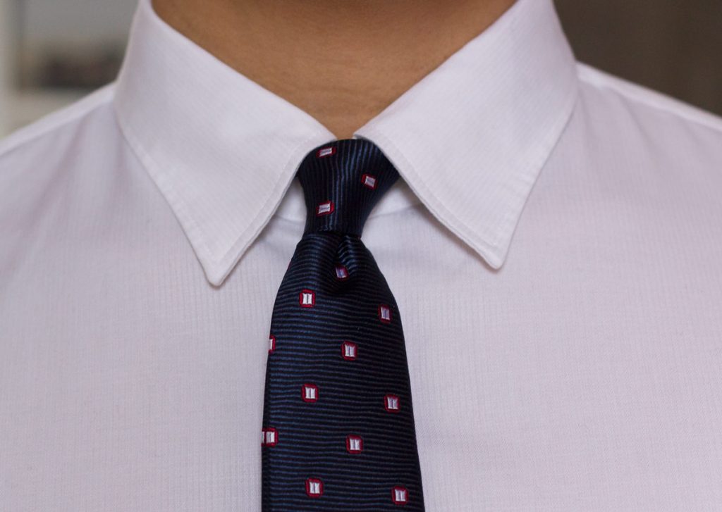 colletto di camicia e nodo cravatta adatti ad un viso tondo