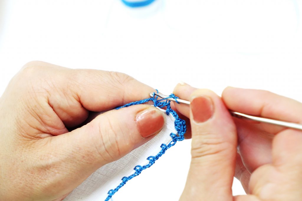 fase di ricamo crochet di una pochette sartoriale DM Ties