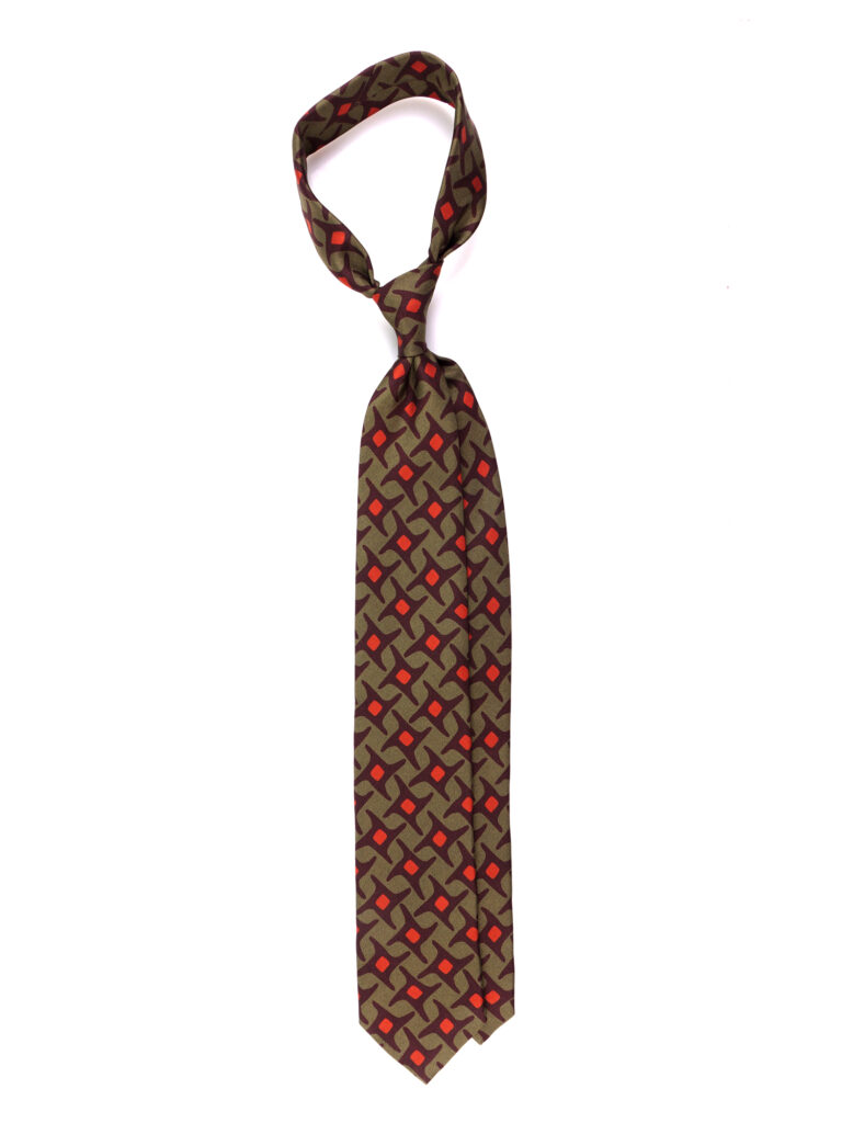 Cravatta DM Ties modello Jubilee verde oliva con fantasia geometrica bordeaux e arancio.