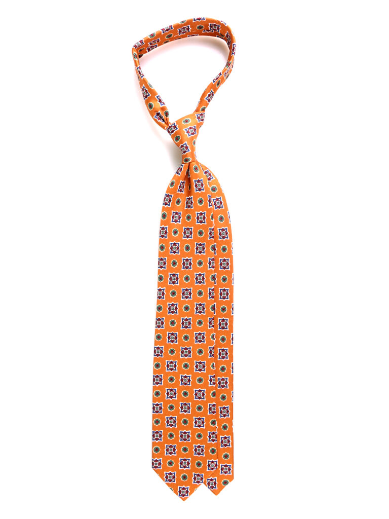 Cravatta DM Ties modello Sadie arancio con fantasia geometrico-floreale.